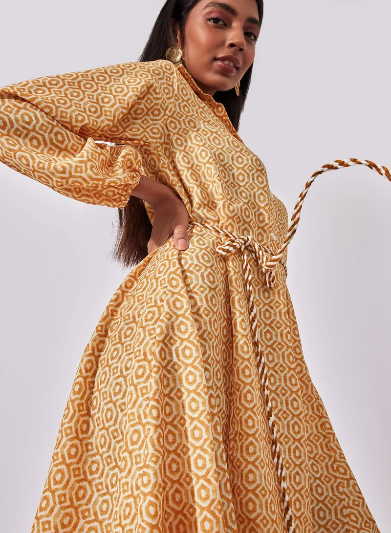 ذا ليبل لايف فستان قصير بطبعة هندسية مع حزام خصر